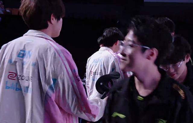 NIP零封BLG，Bin两把零人头被对面碾压，K皇赛后笑了